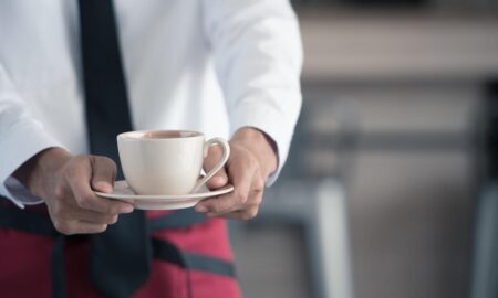 Официант с чашкой кофе