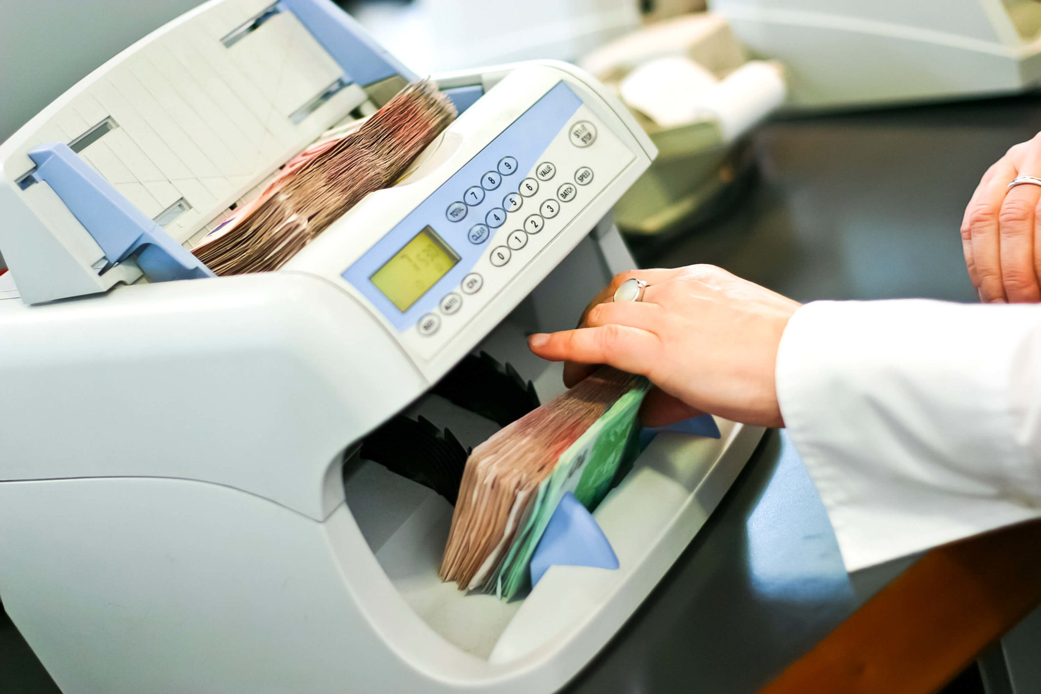 выдача денег