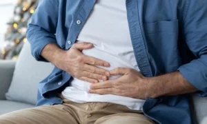 держится за поджелудочную