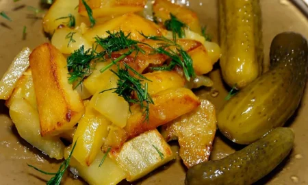 жареная картошка и солёные огурцы