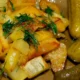 жареная картошка и солёные огурцы