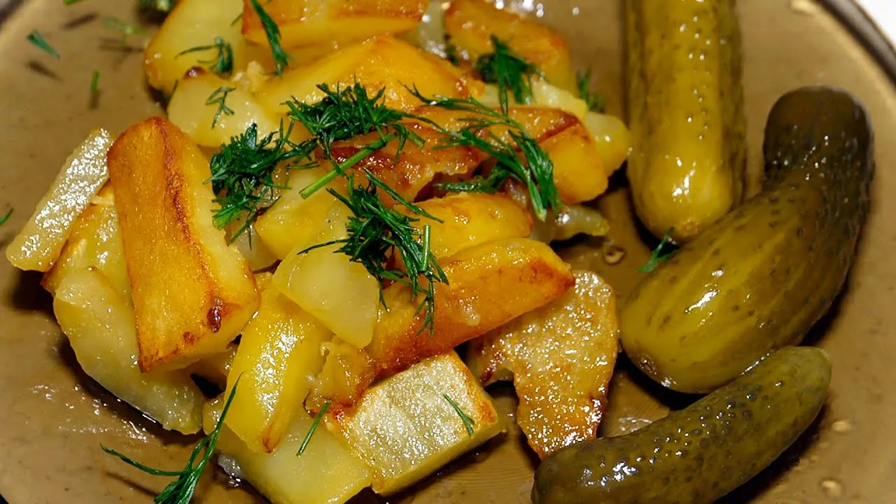 жареная картошка и солёные огурцы