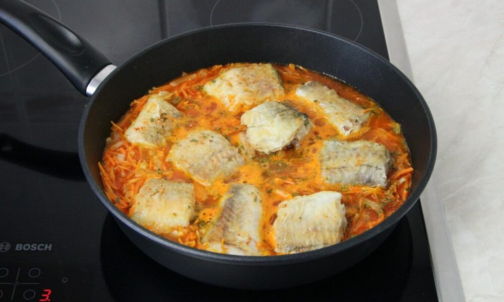 Минтай с морковью и луком