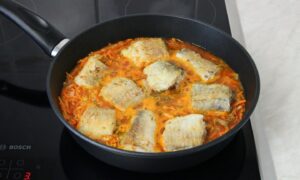 Минтай с морковью и луком