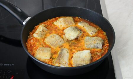 Минтай с морковью и луком