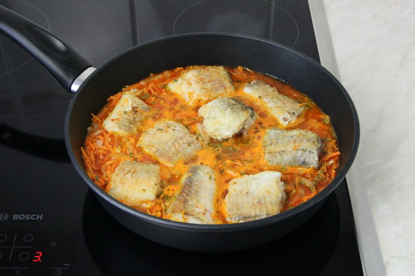 Минтай с морковью и луком