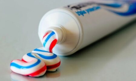 Тюбик зубной пасты