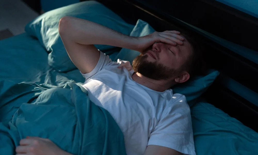 человек не может уснуть