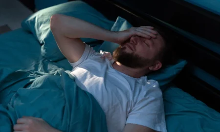 человек не может уснуть