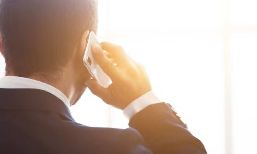 Мужчина с телефоном