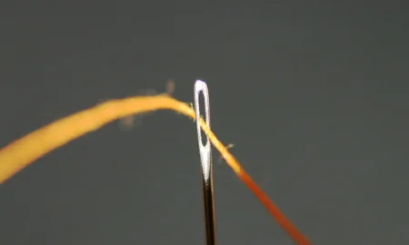 нитка в иголке