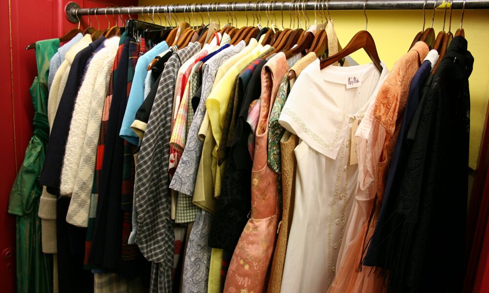 одежда на вешалке