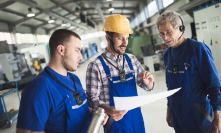 Работник завода