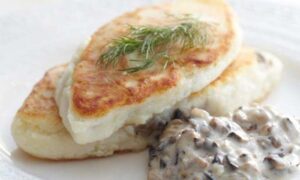 Картофельные котлеты с грибной подливой