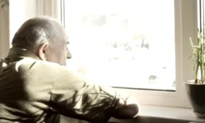 пенсионер у окна