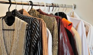 одежда на вешалках