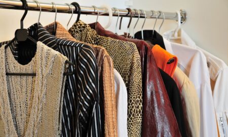 одежда на вешалках