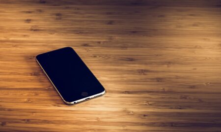 смартфон на столе