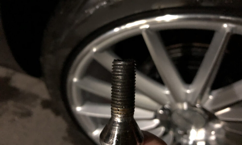 Болт колесный