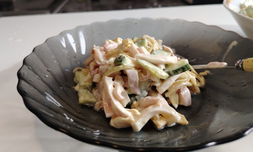 салат с кальмаром