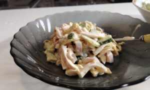 салат с кальмаром