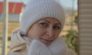 женщина в шапке