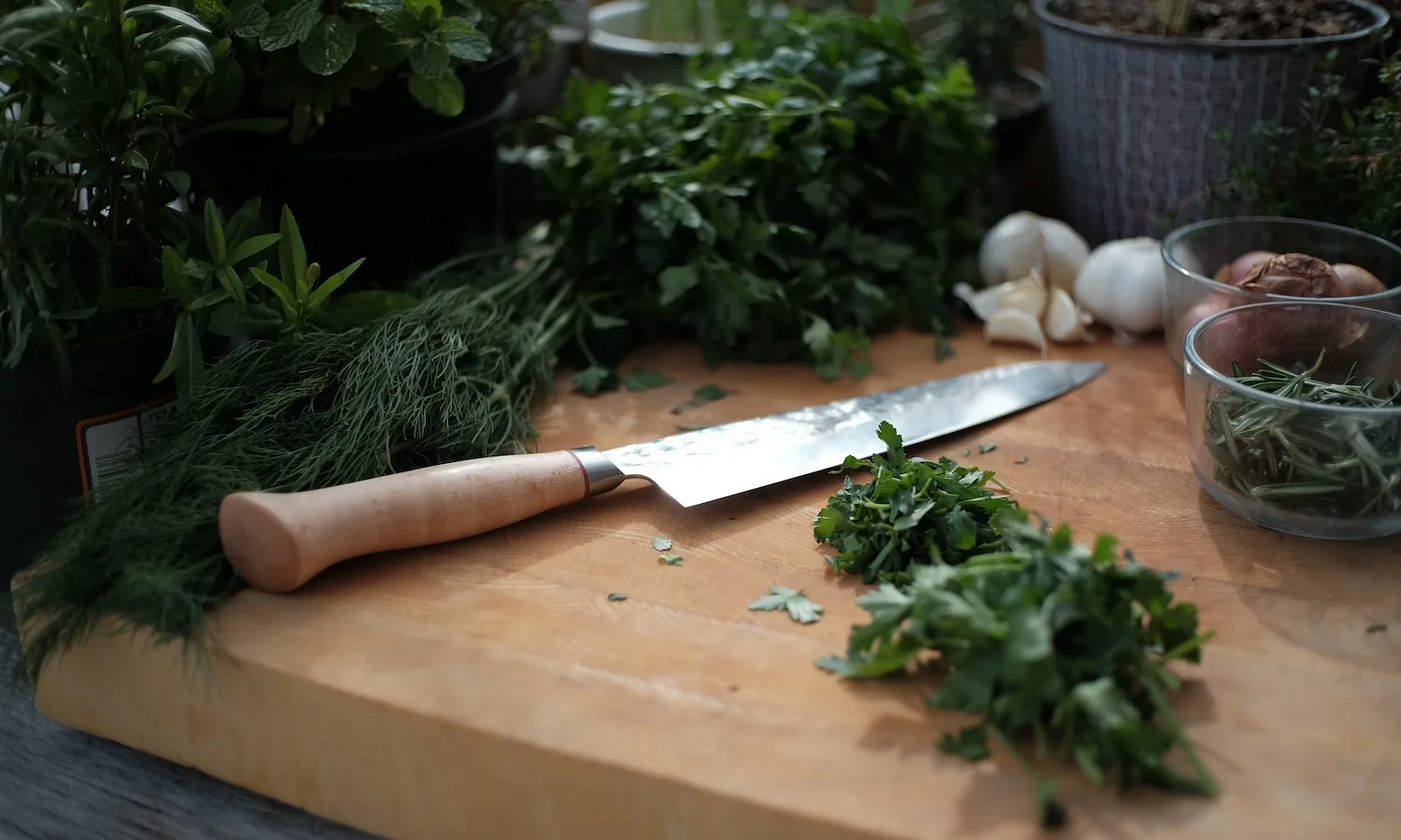 Нож на столе