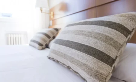 Подушки на кровати