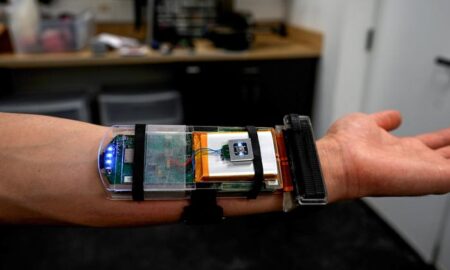 Американские физики разработали браслет, который отслеживает движения пальцев и суставов кистей рук