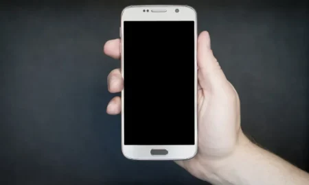 Мобильный телефон в руке