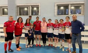 Футболистки на награждении