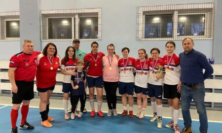 Футболистки на награждении