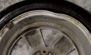 Колесо попало в яму