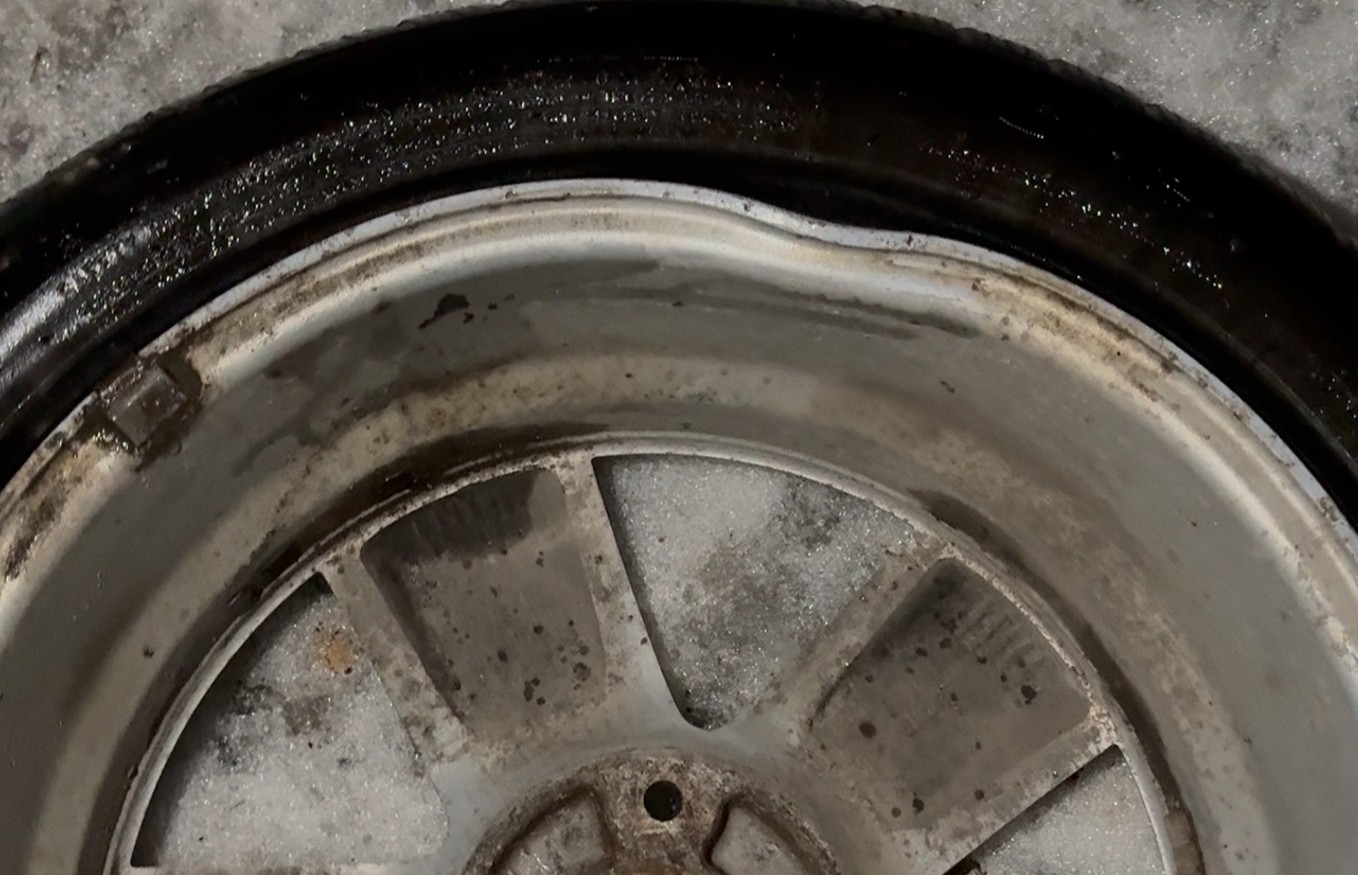 Колесо попало в яму