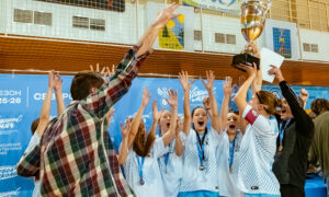 Футболистки праздную победу