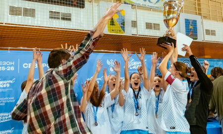 Футболистки праздную победу