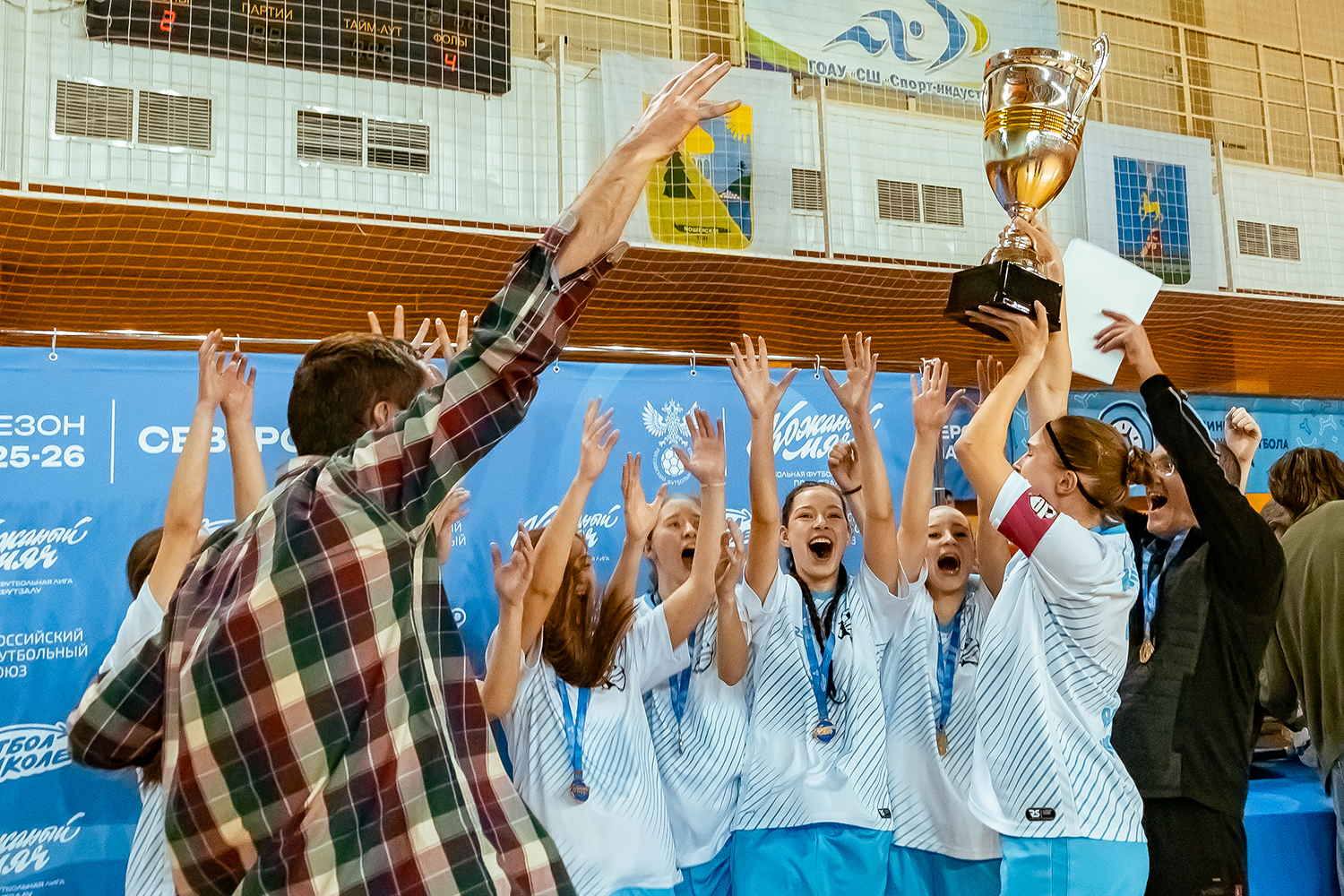 Футболистки праздную победу