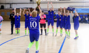 Футболистки празднуют победу