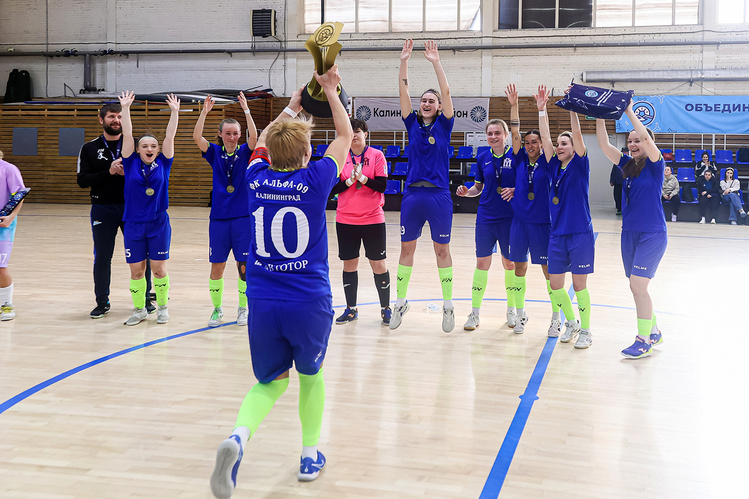 Футболистки празднуют победу