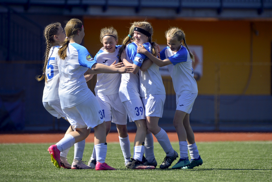 Юные футболистки