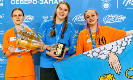 Футболистки с кубком