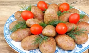 Котлеты, помидоры и укроп на тарелке