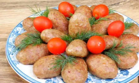 Котлеты, помидоры и укроп на тарелке