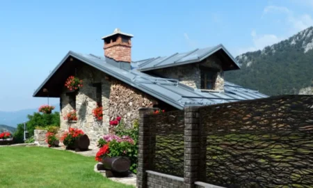 Красивый дом на поляне