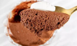 Десерт на золотистой ложке