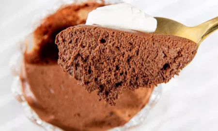 Десерт на золотистой ложке