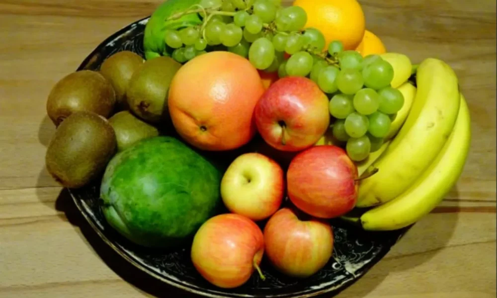 Фрукты в тарелке