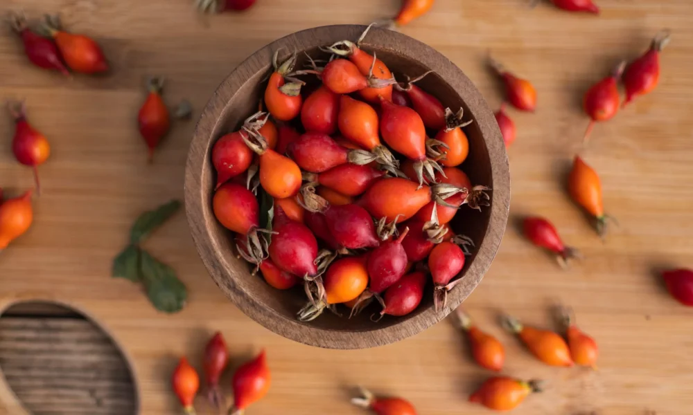 Шиповник в тарелке и на столе