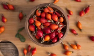 Шиповник в тарелке и на столе