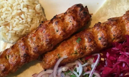 Мясное блюдо с рисом на тарелке